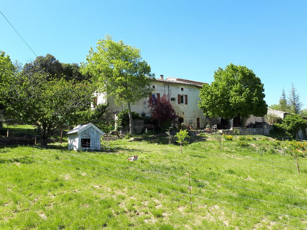 Gîtes La ferme accrochée à la colline Lagorce  Exterior foto
